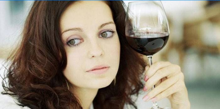 Mergaitė su taure vyno