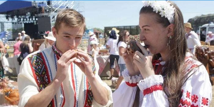 Baltarusijos tautinių kostiumų vaikinas ir mergaitė