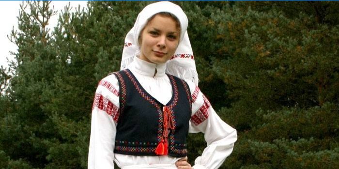 Baltarusijos tautinio kostiumo mergaitė