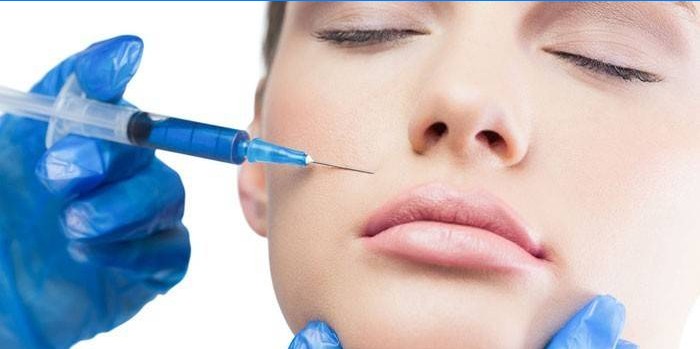 Moteriai švirkščiama Botox injekcija į veidą