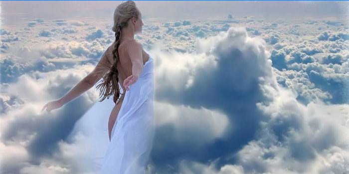 Mergaitė debesyse