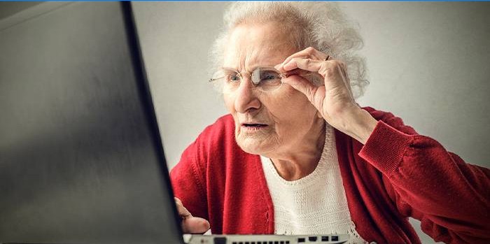 Močiutė prie kompiuterio