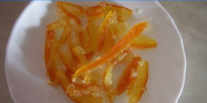 Saldintos apelsinų odos lėkštėje