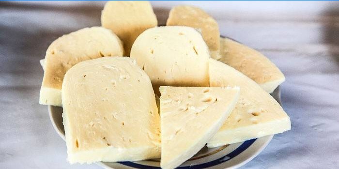 Osetijos sūris lėkštėje