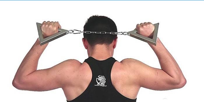Vyras atlieka izometrinius nugaros raumenų pratimus
