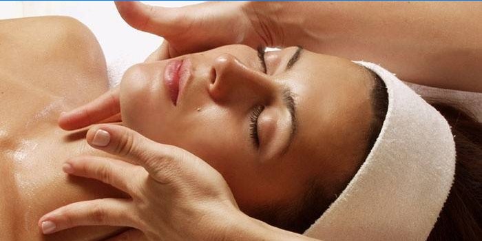 Kosmetinis masažas padeda numesti svorio ant veido