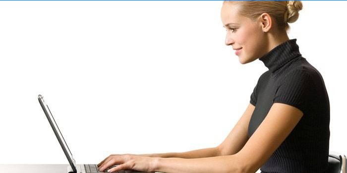 Mergaitė su nešiojamu kompiuteriu
