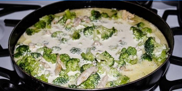Keptuvėje supjaustykite vištienos krūtinėlę su grietinėlės brokoliais