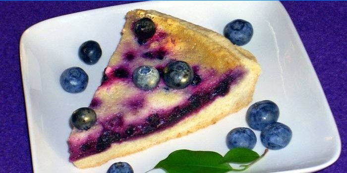 Mėlynių pyrago gabalas, pagamintas pagal suomišką receptą