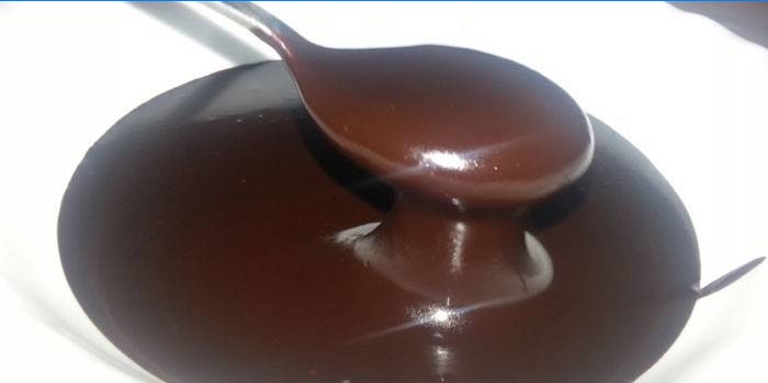 Tamsaus šokolado ganache į lėkštę