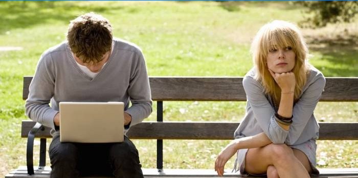 Vyras su nešiojamu kompiuteriu ir mergina