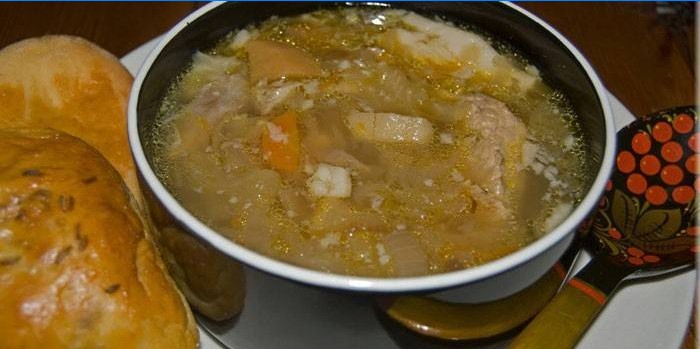 Paruošta mėsos kopūstų sriuba į lėkštę