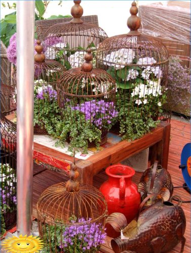 Sodo dekoravimas su žydinčiais augalais konteineriuose ir vazonuose