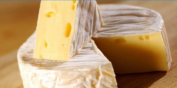 Paruoštas „Camembert“ sūris supjaustytas