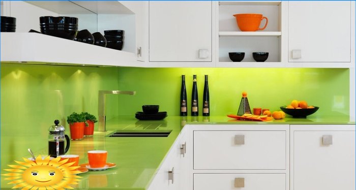 Įvairių spalvų stalviršiai virtuvės interjere