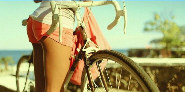 Mergaitė ir dviratis