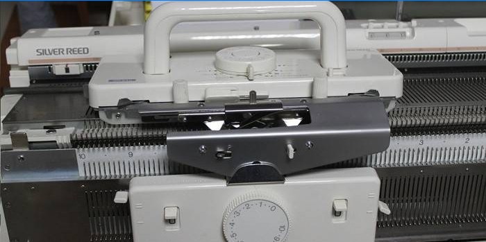 Sidabrinių nendrių automatinis mezgimo aparatas