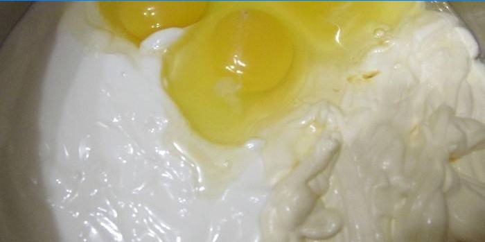 Majonezas ir kiaušiniai dubenyje