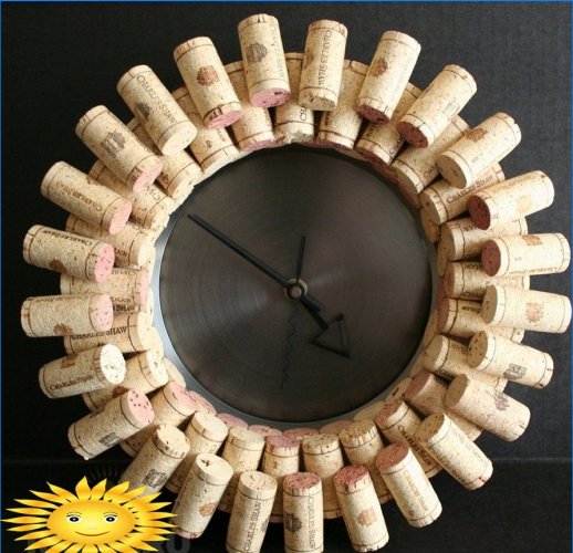 Apvalus laikrodis pagamintas iš vyno kamščių