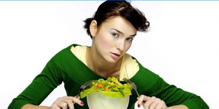 Mergaitė su lėkštute salotų