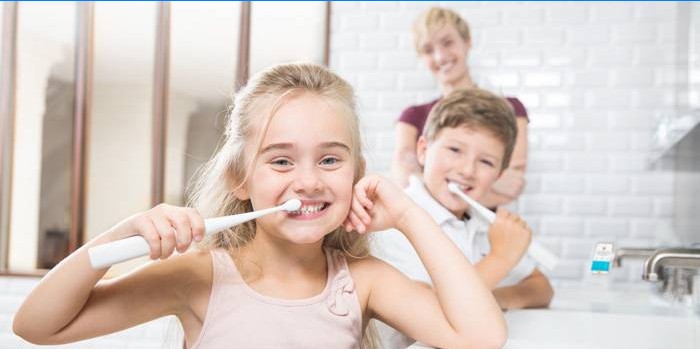 Vaikai valosi dantis
