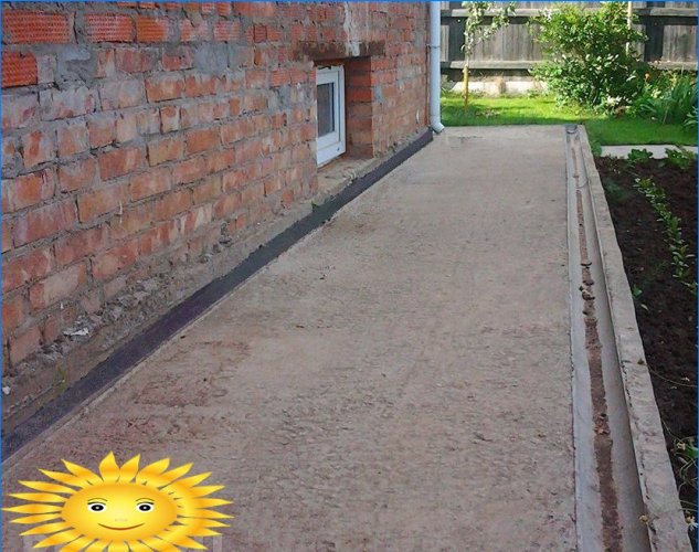 „Pasidaryk pats“ betono akloji zona aplink namą: žingsnis po žingsnio instrukcijas
