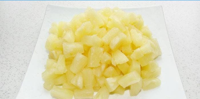 Ant lėkštės konservuotų ananasų gabaliukai