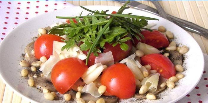 Salotos su vyšniniais pomidorais, parmezanu ir pušies riešutais