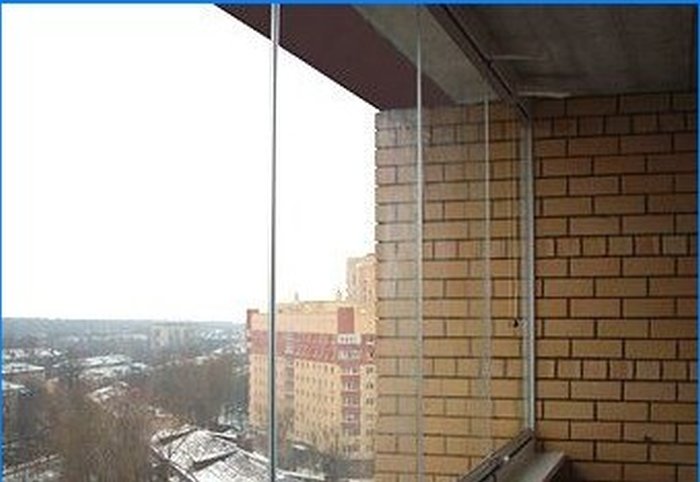 Šaltas balkono įstiklinimas: populiarių sistemų apžvalga