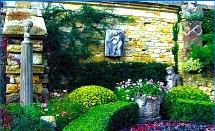 Itališkas sodas su antikvarinėmis skulptūromis ir vidaus kiemu