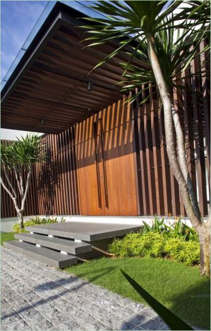 "ONG& ONG" projektuoja vilą 9 Jalan Siap Singapūre iš natūralių medžiagų