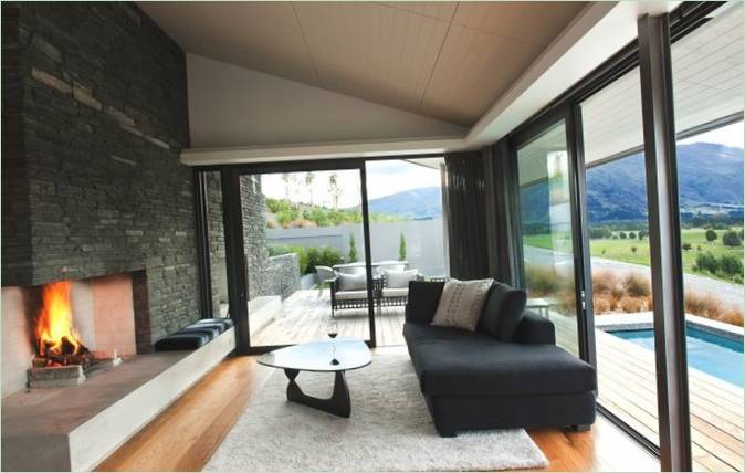 Svetainės interjero dizainas su židiniu Vanakos rezidencijoje Naujojoje Zelandijoje