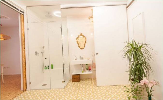 Įspūdingas Ispanijoje esančio namo vonios kambario interjeras