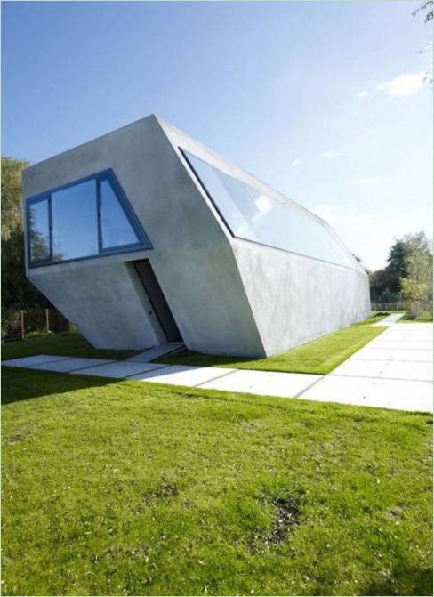 Modernus neįprastos formos namas