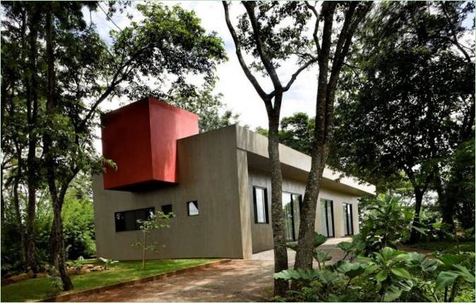 Raudonas betoninis namas - Casa Da Caixa Vermelha, architektas Leo Romano, Goiânia, Goiás, Brazilija